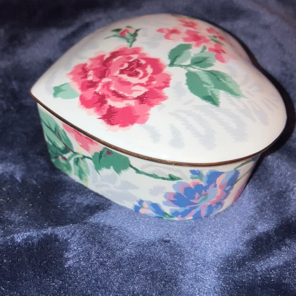 Victorian Rose Porcelain‎ Heart-Shaped Trinket Box Kimiko Ikeda Pink Green